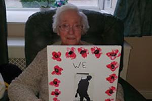 WW1 centenary marked with 100 poppies at care home